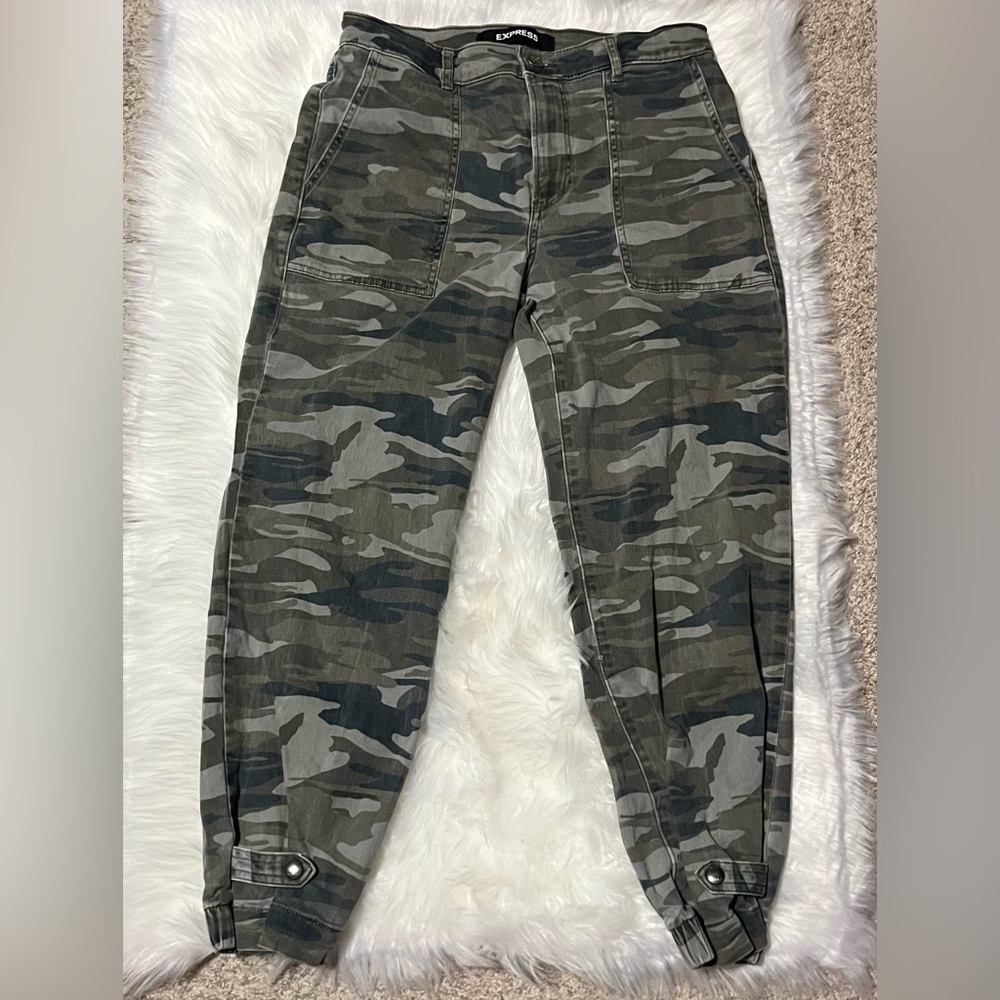 Express High Rise Cropped Camo Pant - Picture 4 of 8
